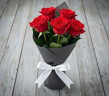 Букет 5 Красных роз Эдлесс Лав в Савино